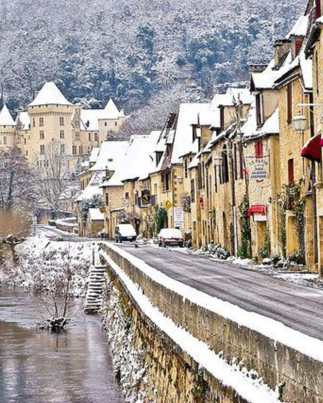 sarlat morning quiet streets